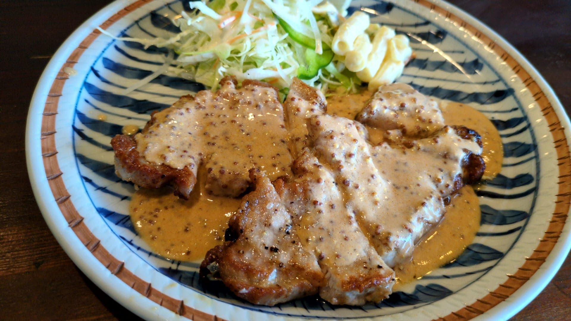 喫茶モーニング　ポークソテー定食　食べる１