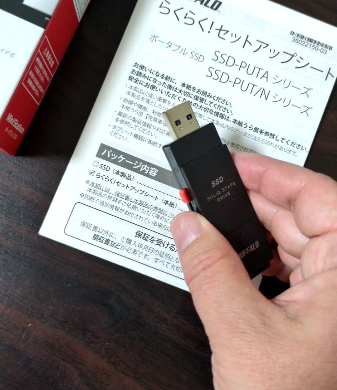 BUFFALO 外付けSSD(1.0TB SSD-PUT1.0U3-BKA) コネクタ引き出し