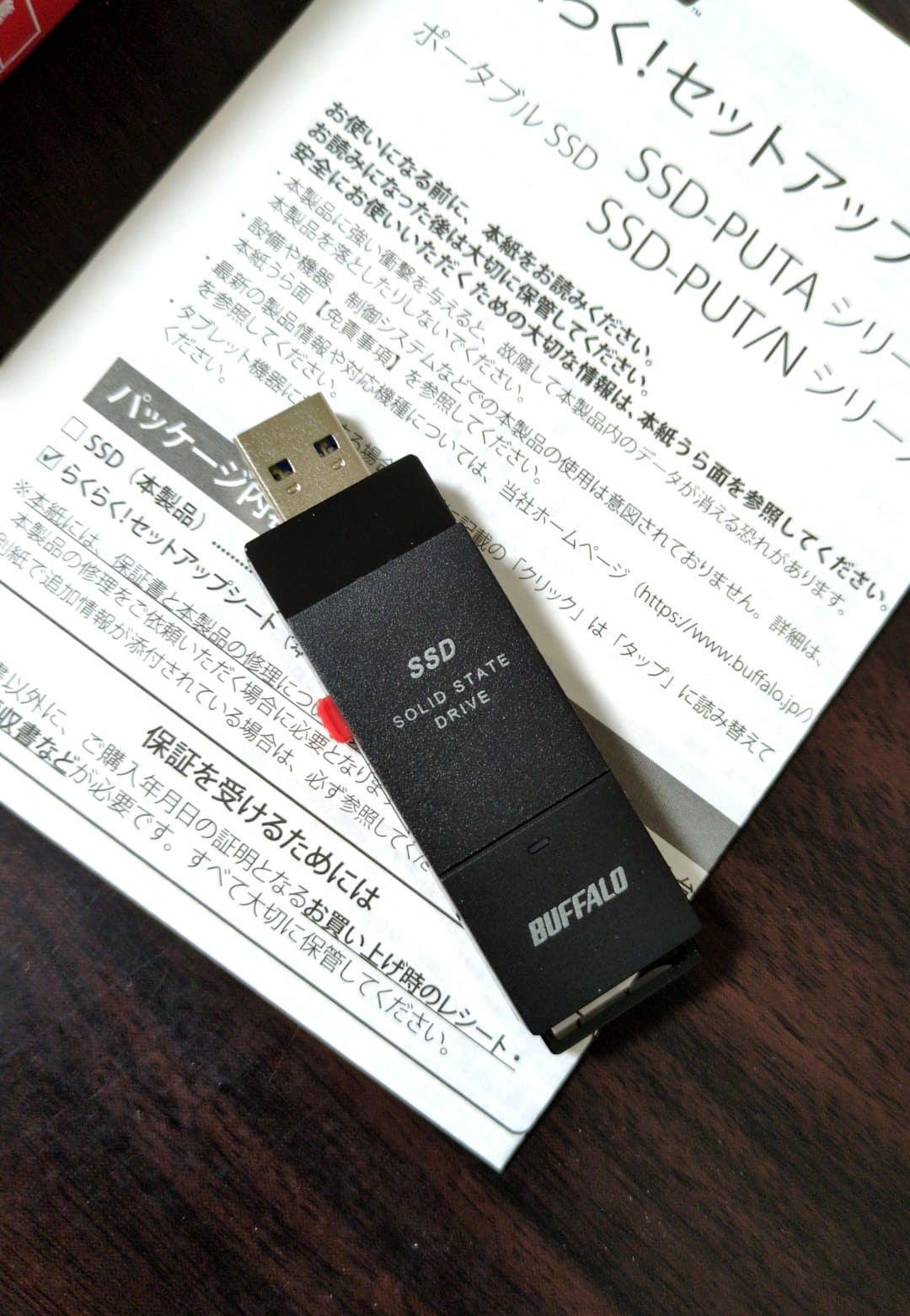 BUFFALO 外付けSSD(1.0TB SSD-PUT1.0U3-BKA) コネクタ引き出す