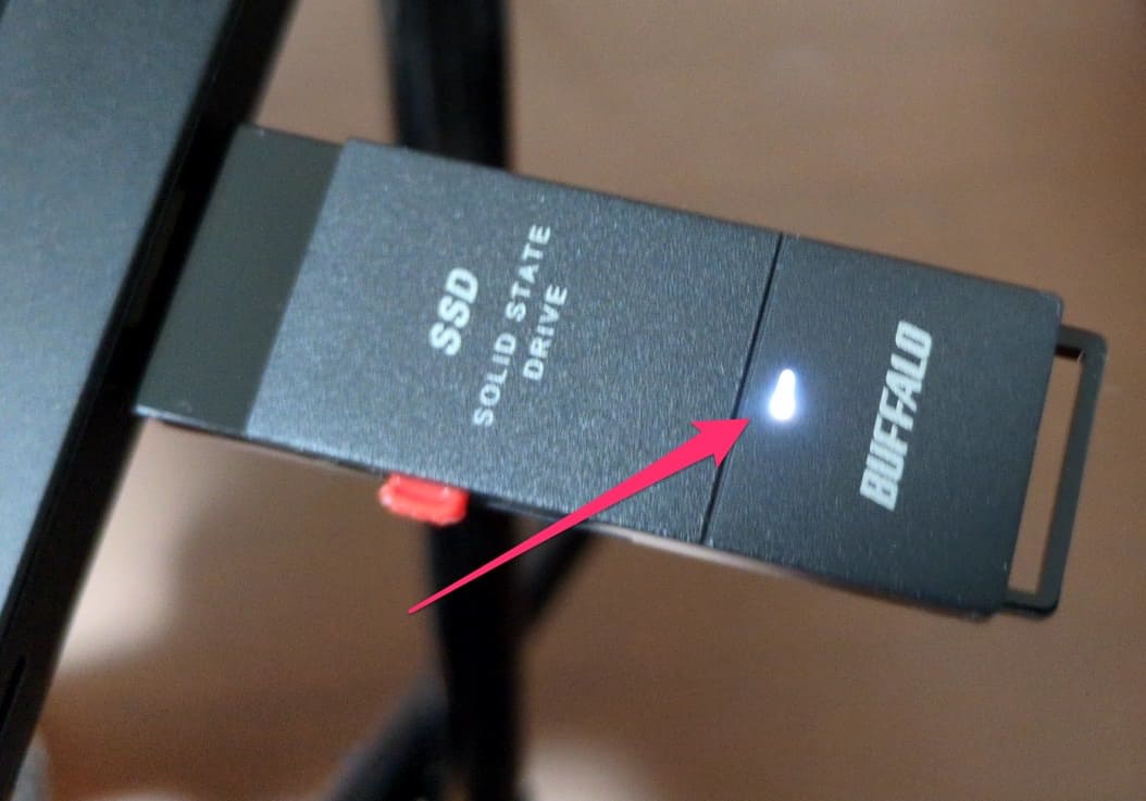 BUFFALO 外付けSSD(1.0TB SSD-PUT1.0U3-BKA) 点灯