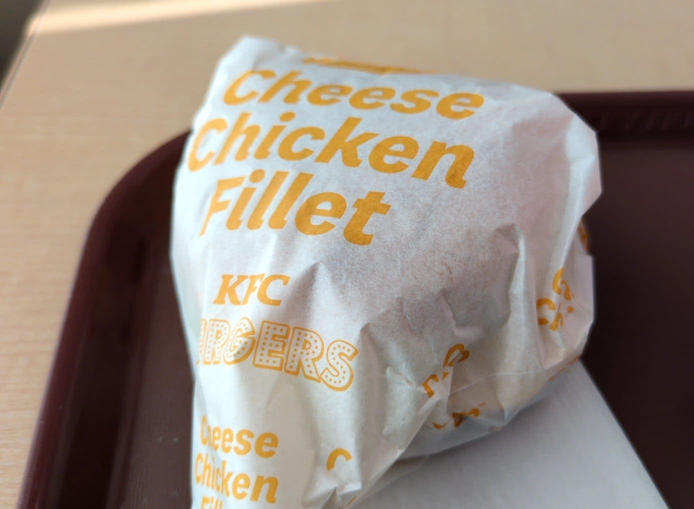 ケンタッキー　チーズチキンフィレバーガーセット　食べる１