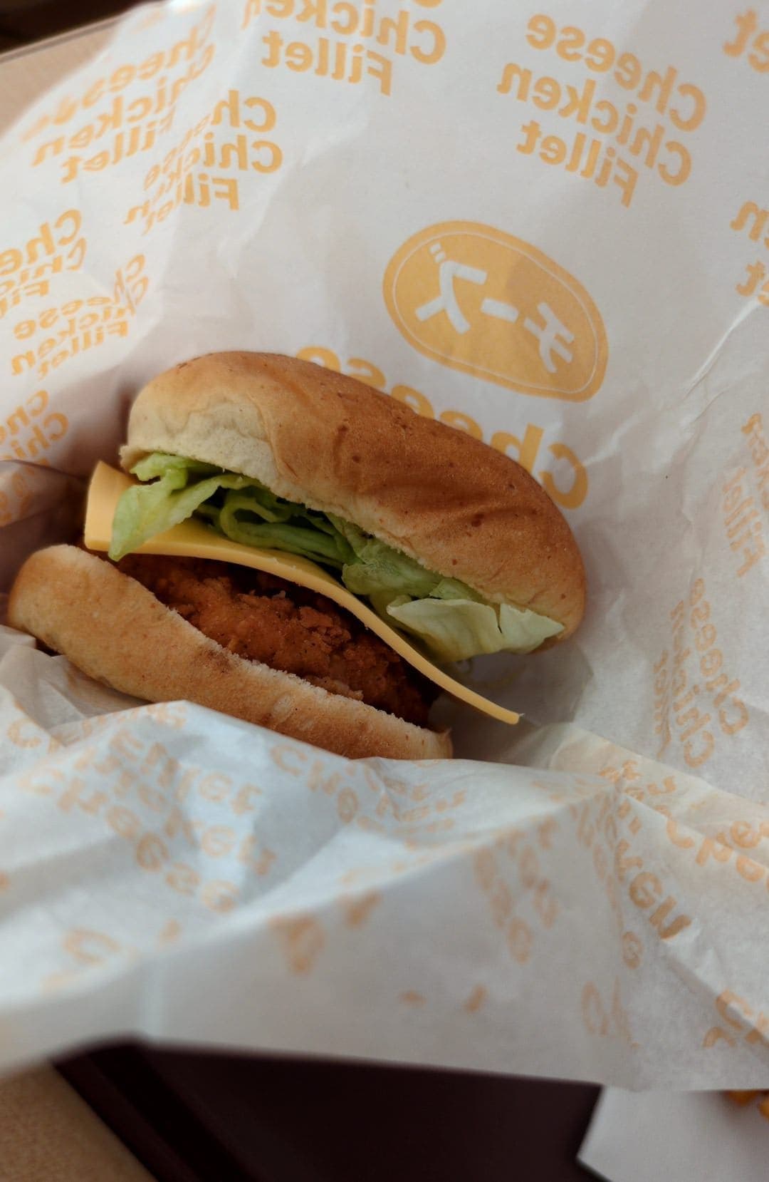 ケンタッキー　チーズチキンフィレバーガーセット　食べる２