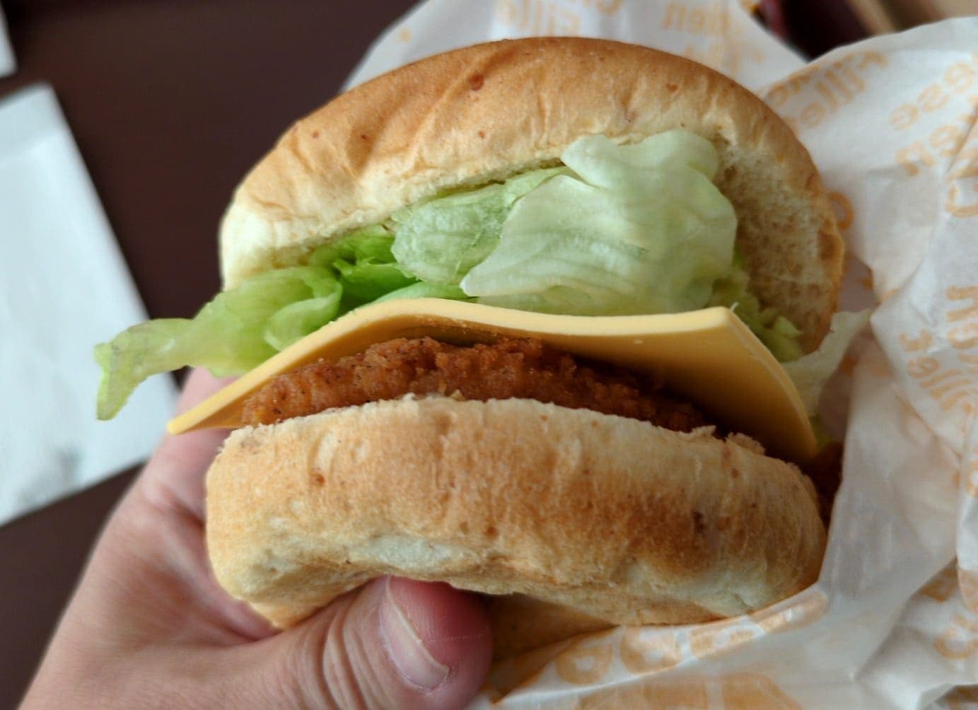 ケンタッキー　チーズチキンフィレバーガーセット　食べる３