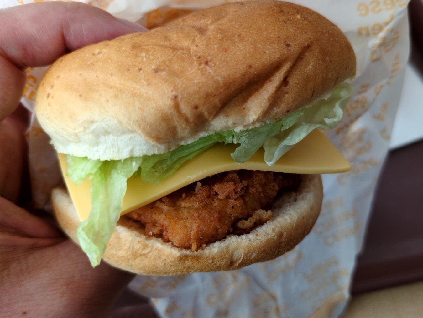 ケンタッキー　チーズチキンフィレバーガーセット　食べる４