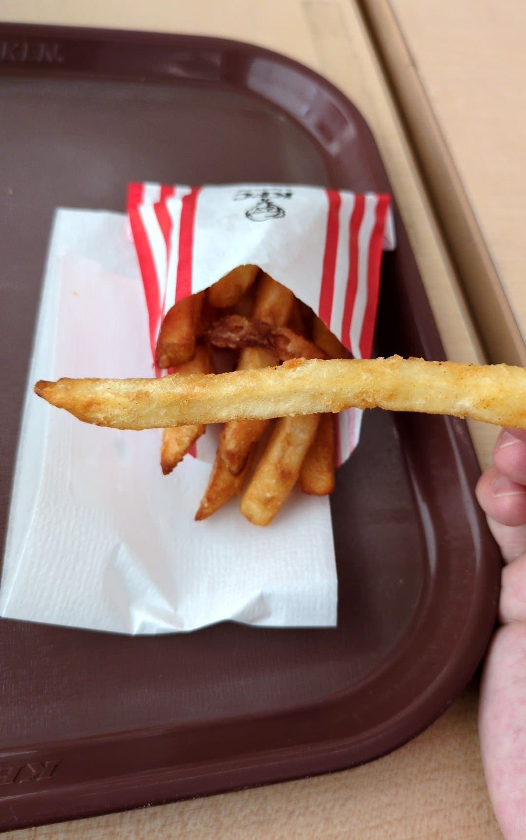 ケンタッキー　チーズチキンフィレバーガーセット　ポテト食べる