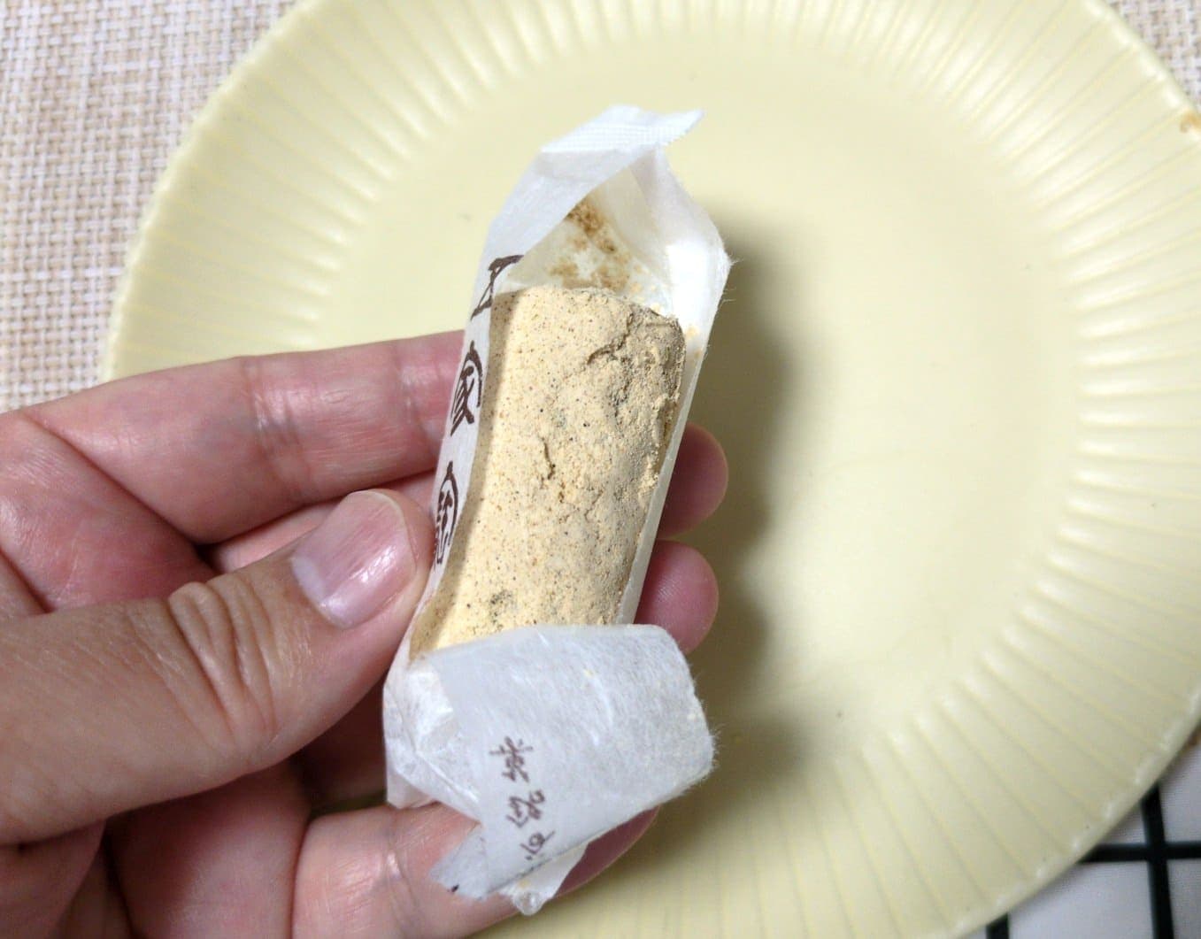 紅葉屋本店　五家宝 食べる２