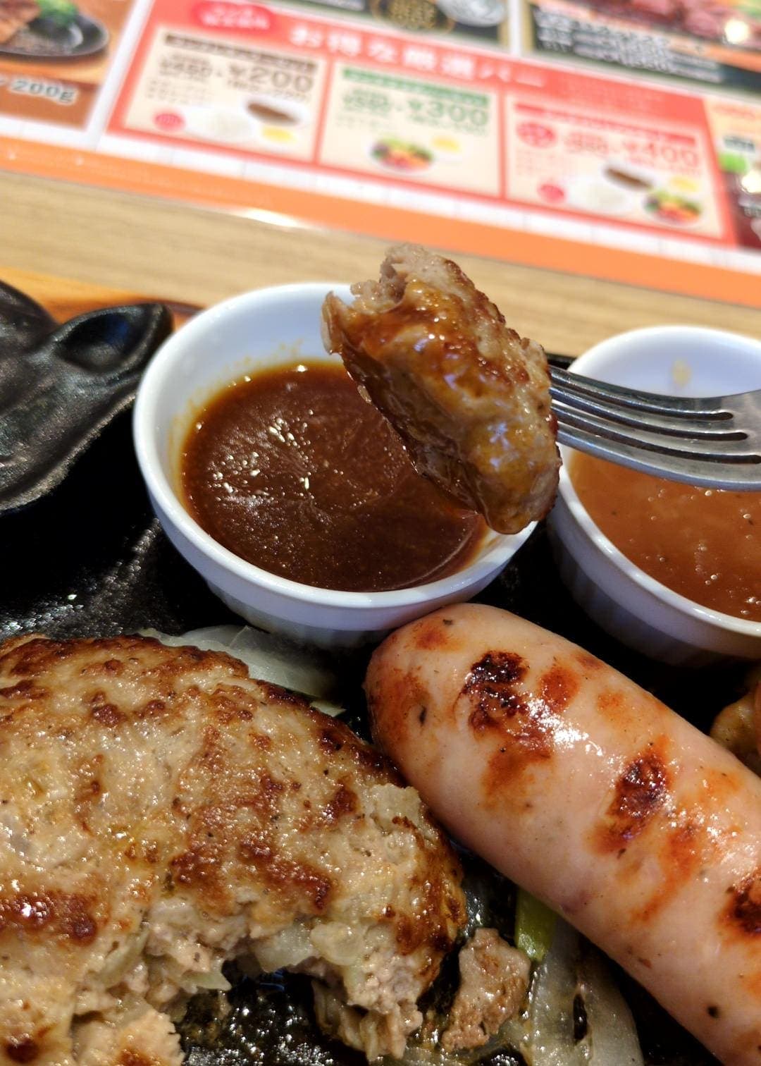 ビッグボーイ　平日ランチメニュー　ミックスグリル　ハンバーグ食べる