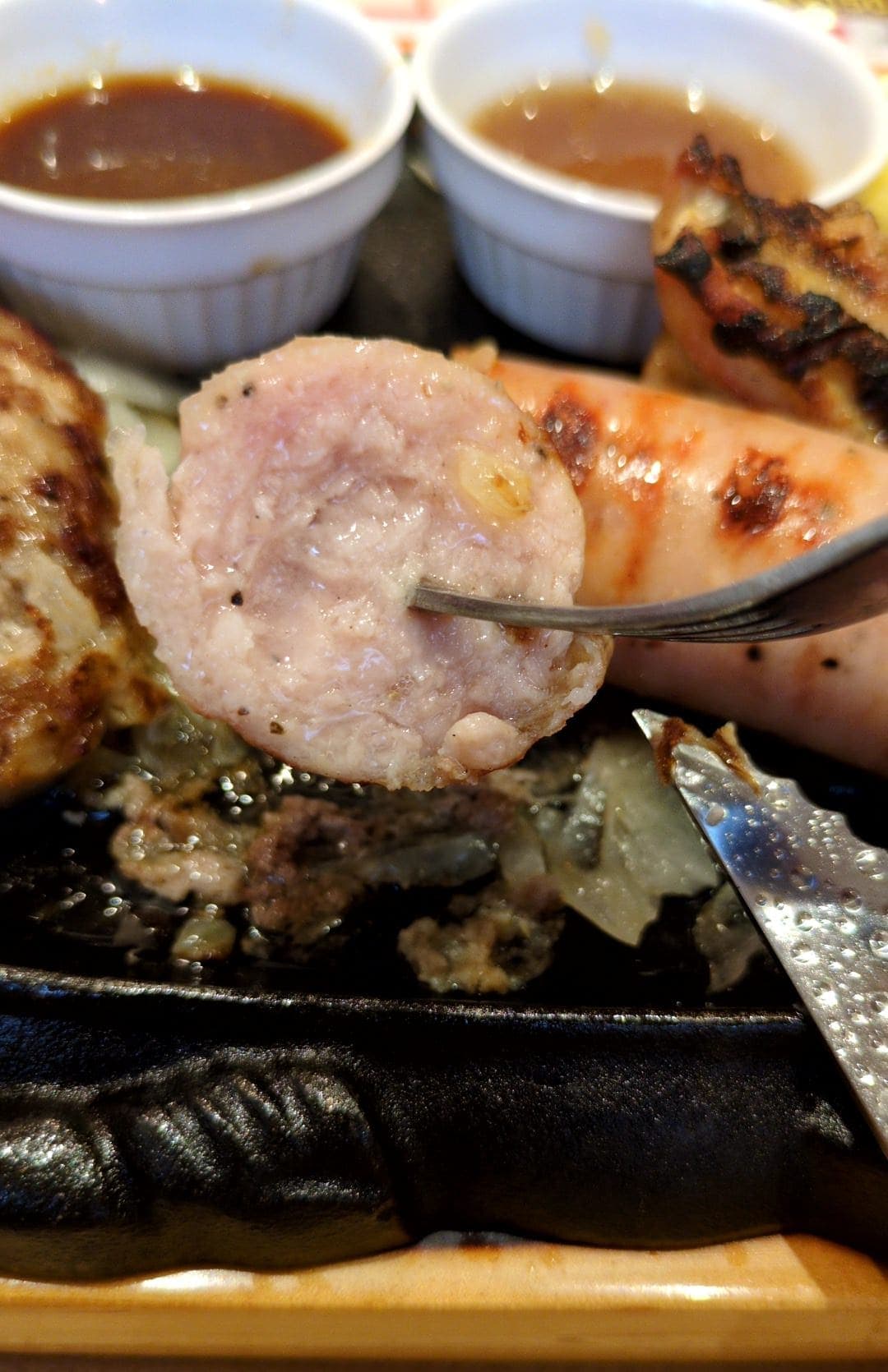 ビッグボーイ　平日ランチメニュー　ミックスグリル　ソーセージ食べる