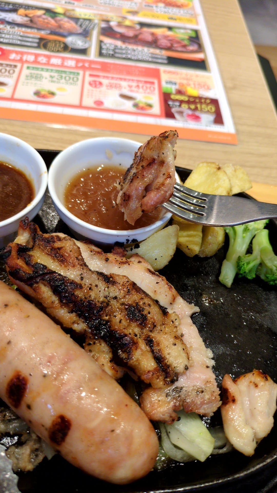 ビッグボーイ　平日ランチメニュー　ミックスグリル　チキン食べる