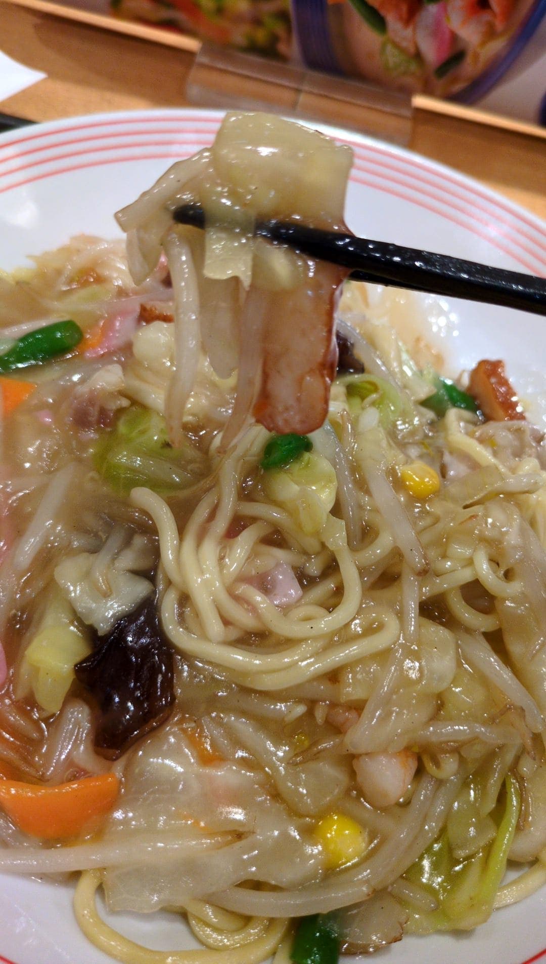 リンガーハット　やわらか太めん皿うどん　食べる２