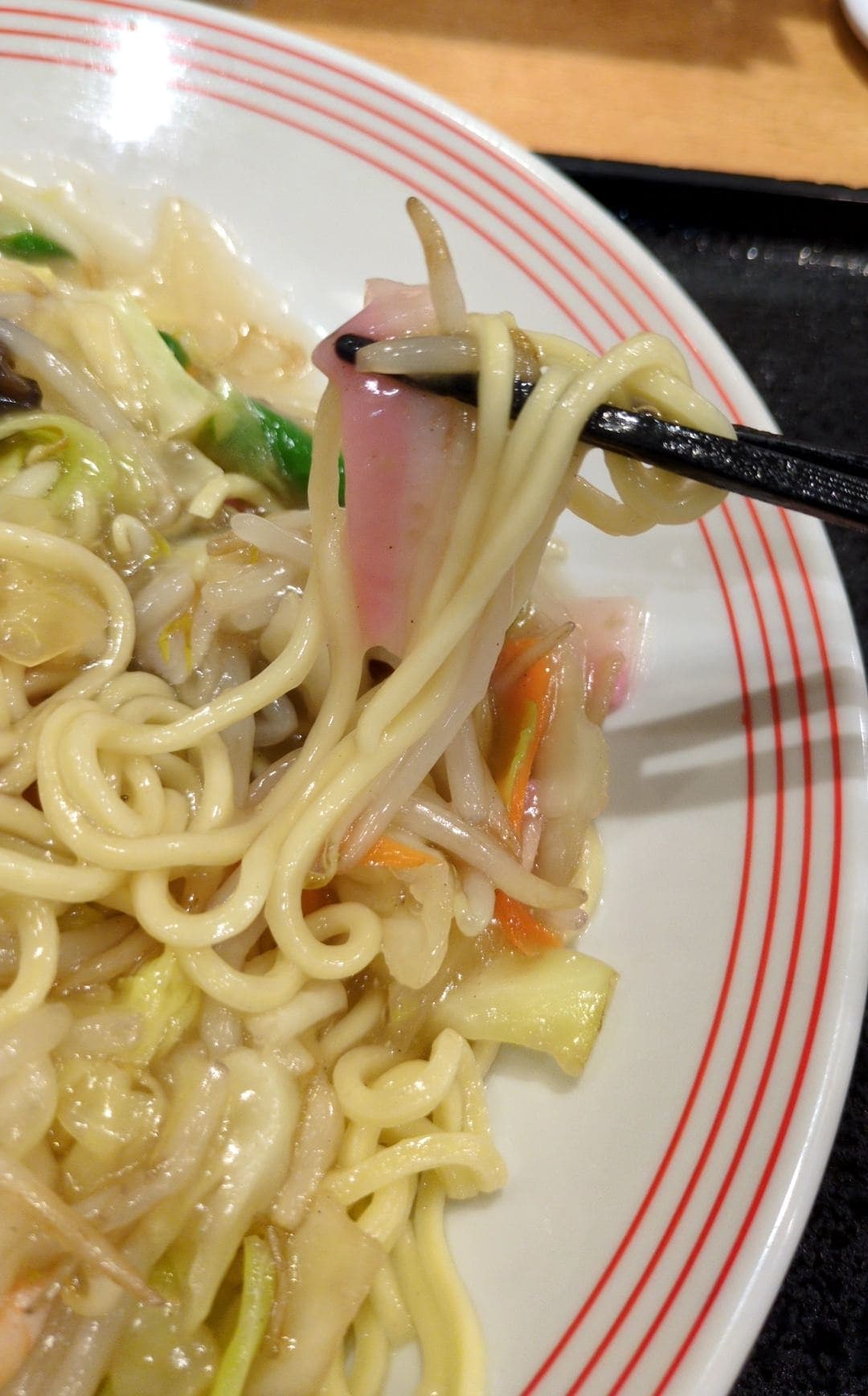 リンガーハット　やわらか太めん皿うどん　食べる３