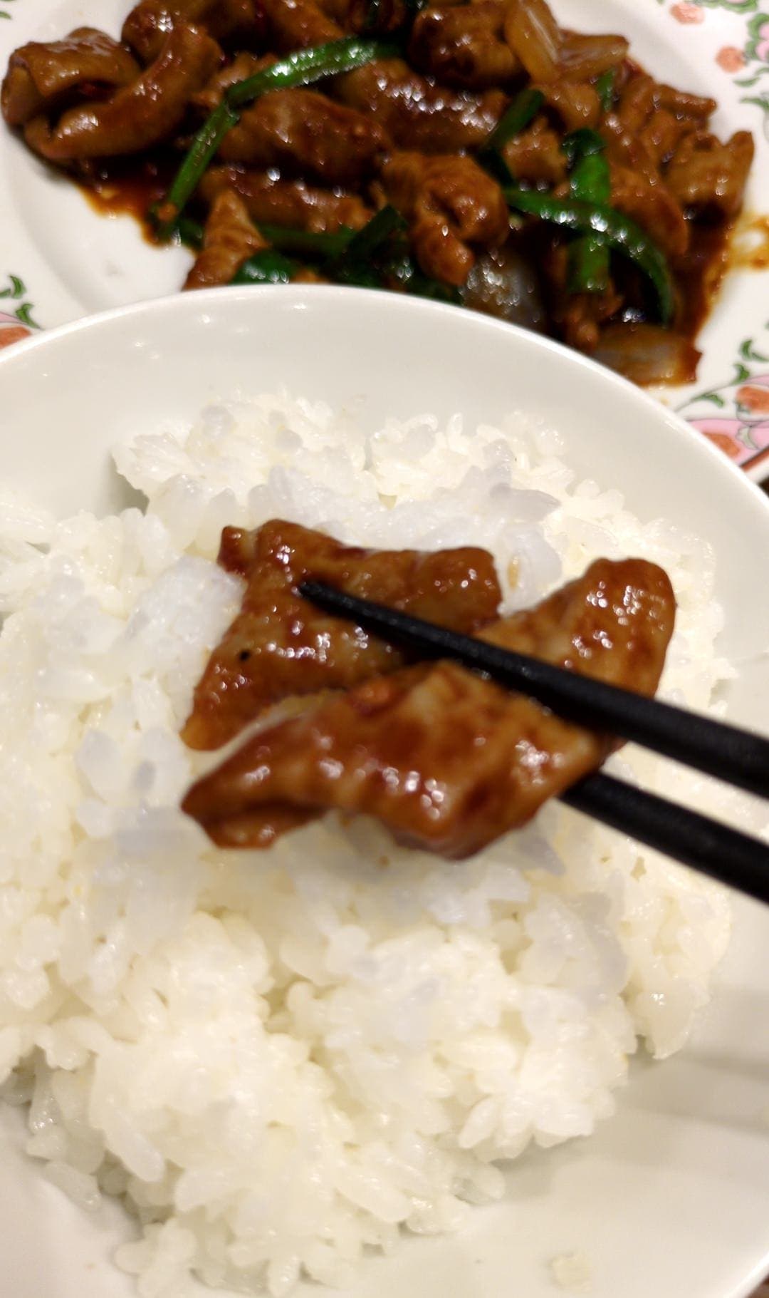 餃子の王将 ホルモン味噌炒め 食べる3