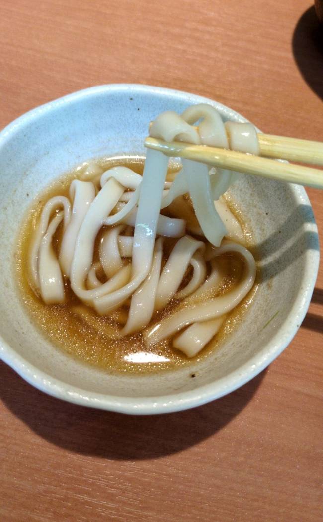 天山湯治郷　箱根山麓豚の温泉郷くぐり　うどん食べる