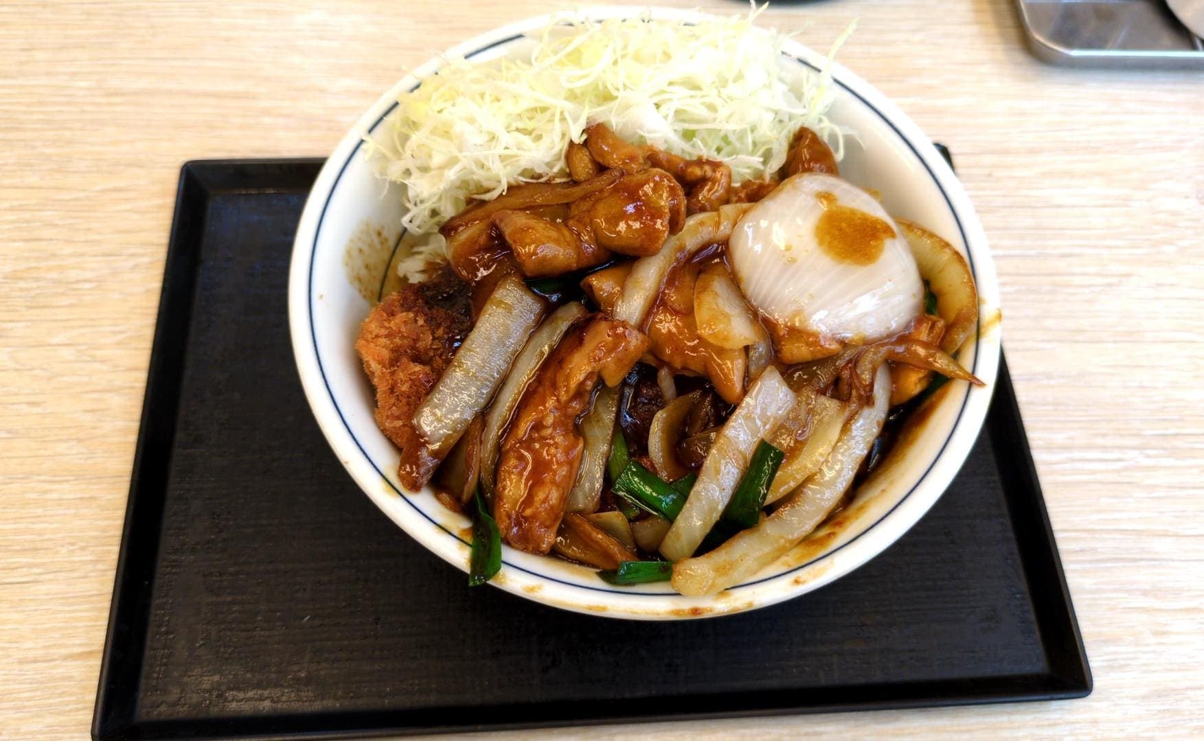 かつや　モツ野菜炒めとチキンカツの合い盛り丼