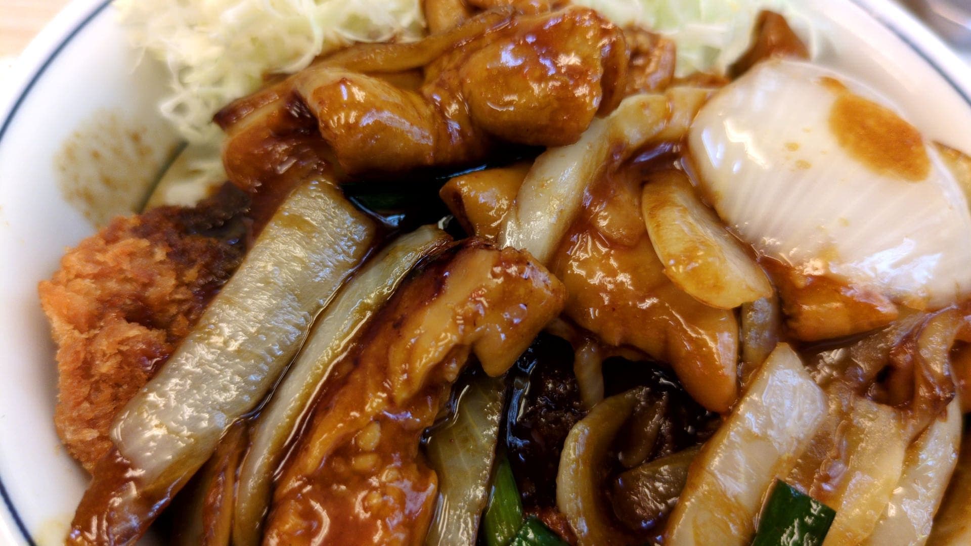 かつや　モツ野菜炒めとチキンカツの合い盛り丼　注文