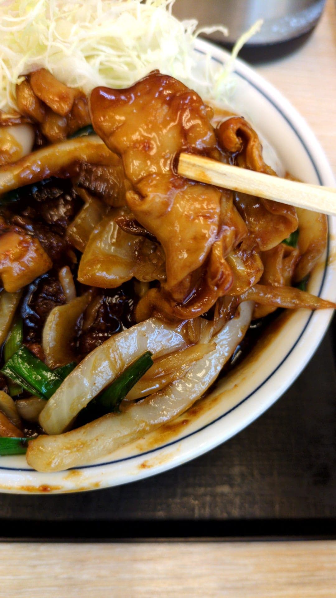 かつや　モツ野菜炒めとチキンカツの合い盛り丼　食べる１