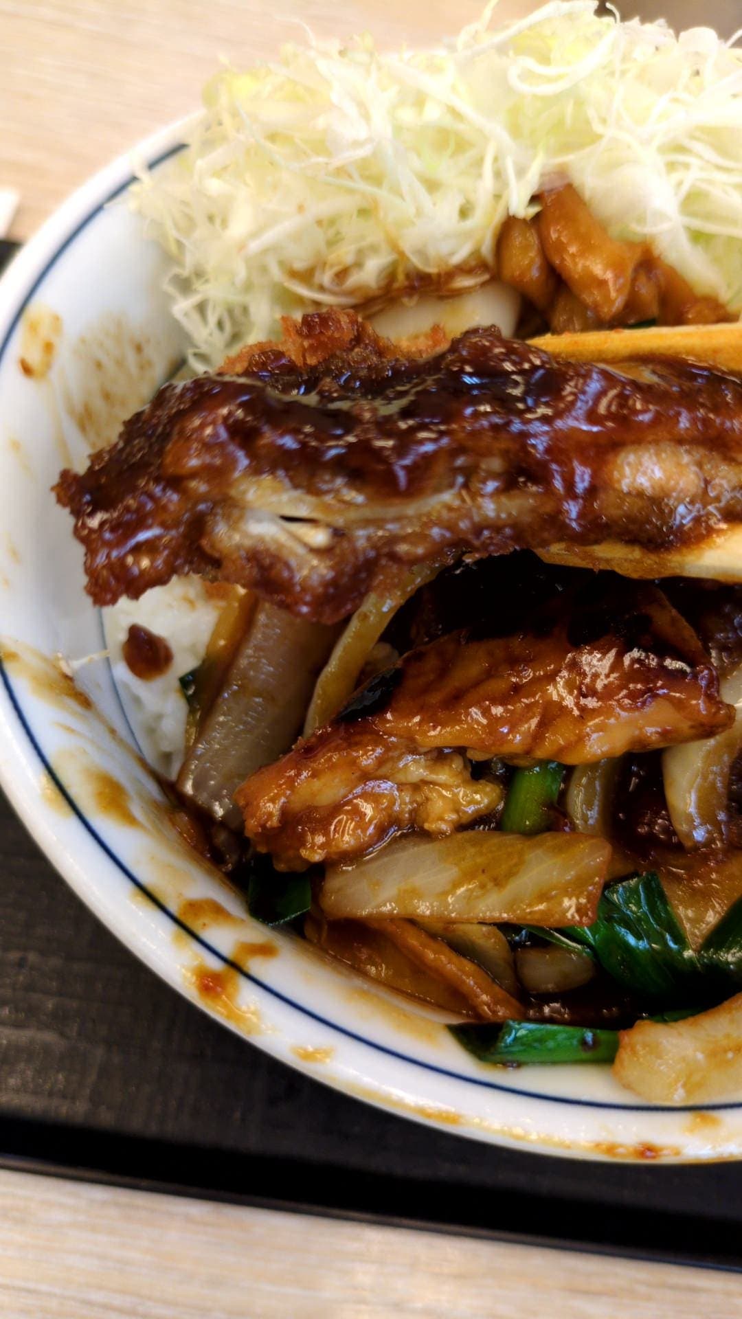 かつや　モツ野菜炒めとチキンカツの合い盛り丼　食べる３