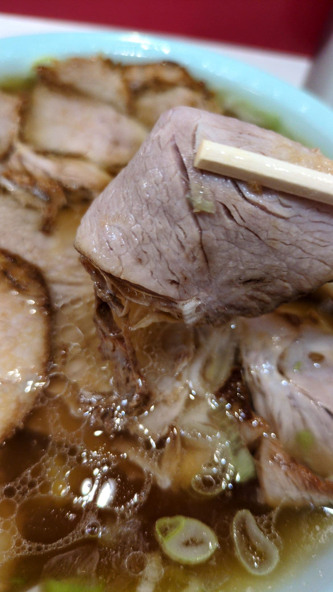 なぎちゃんラーメン　チャーシュー麺　食べる１