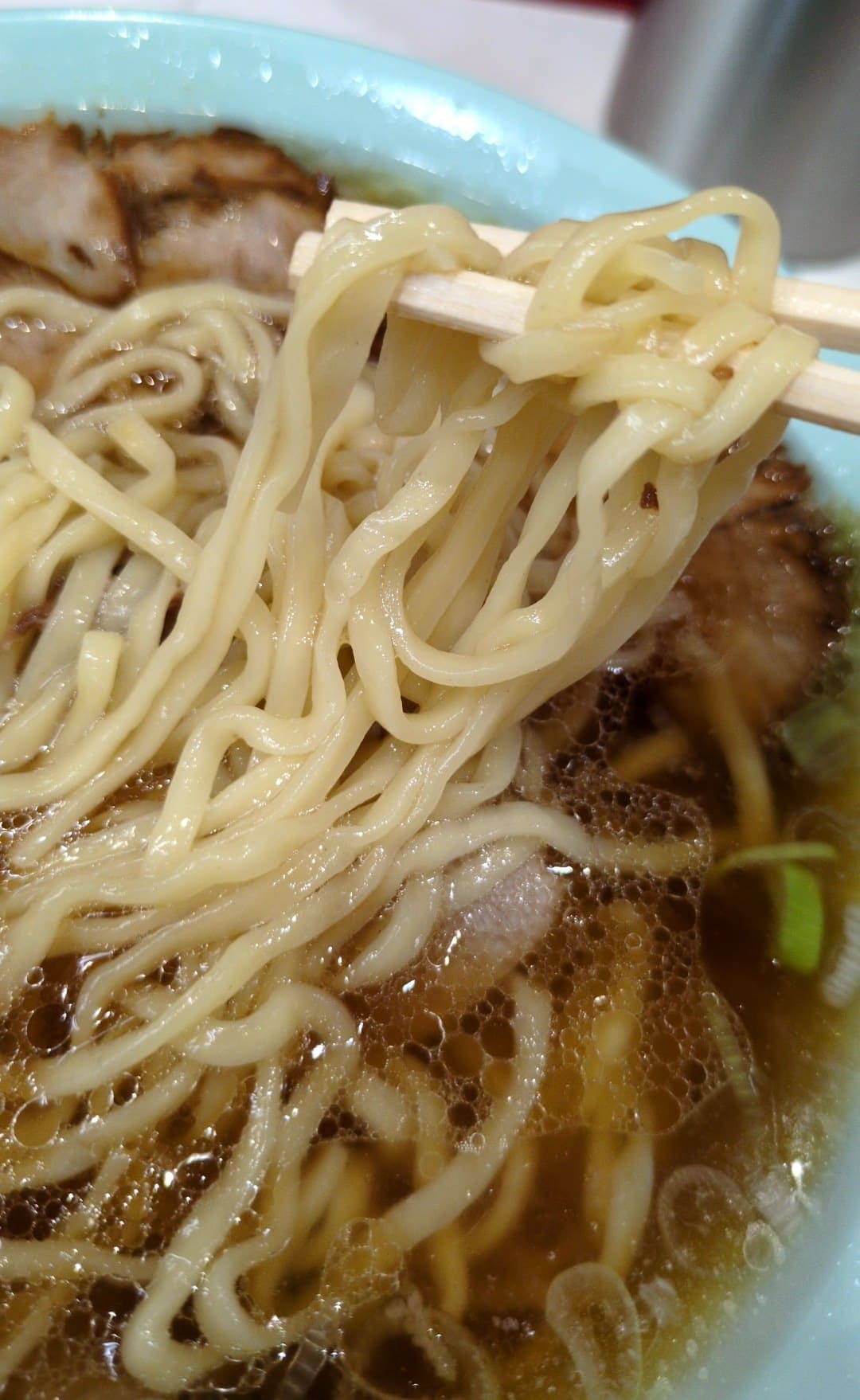 なぎちゃんラーメン チャーシュー麺 食べる2