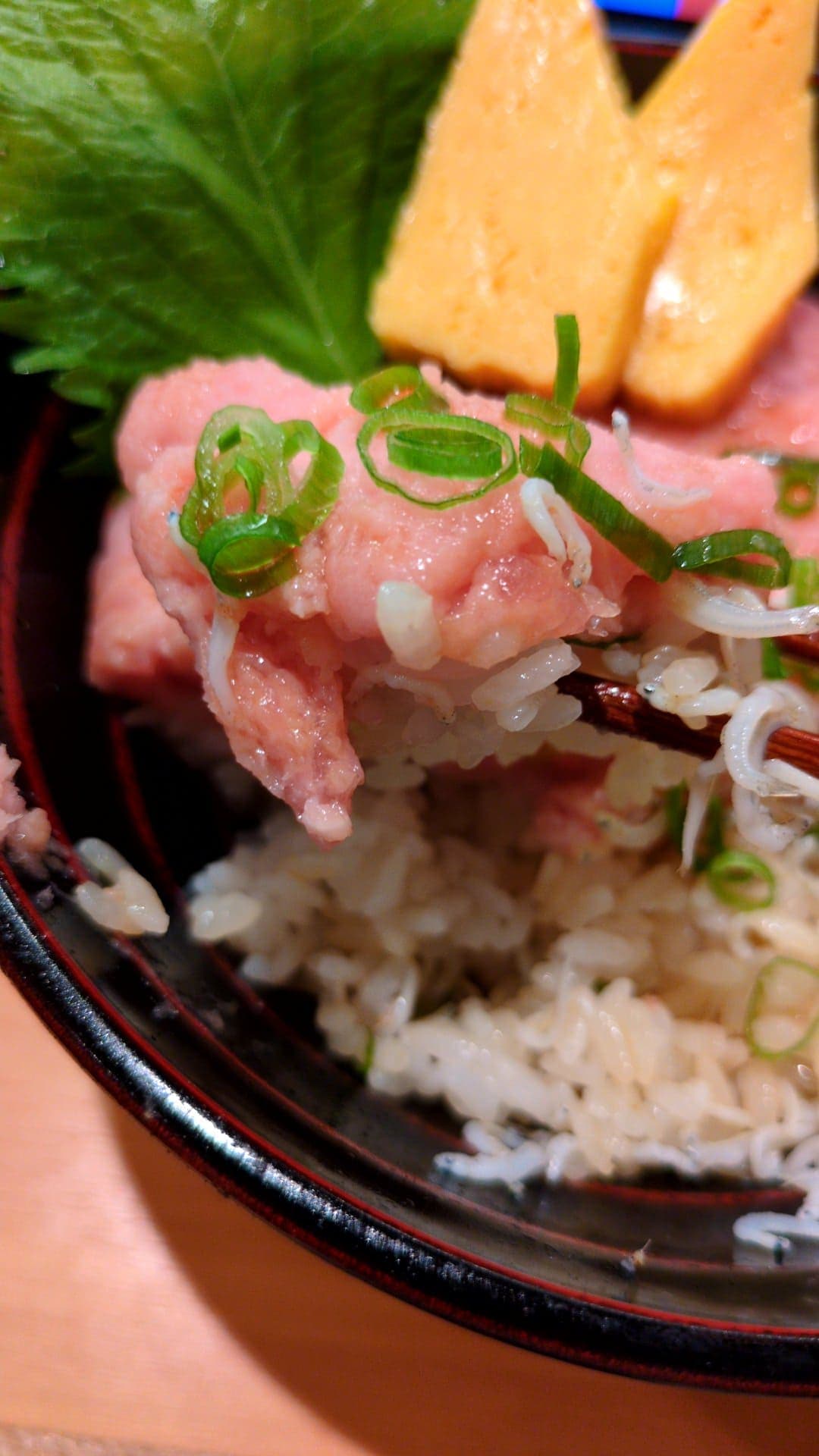 銚子丸　ねぎとろしらす丼　食べる３