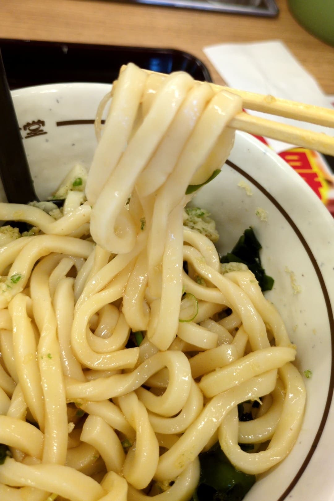 山田うどん食堂　超得山田セット　うどん食べる