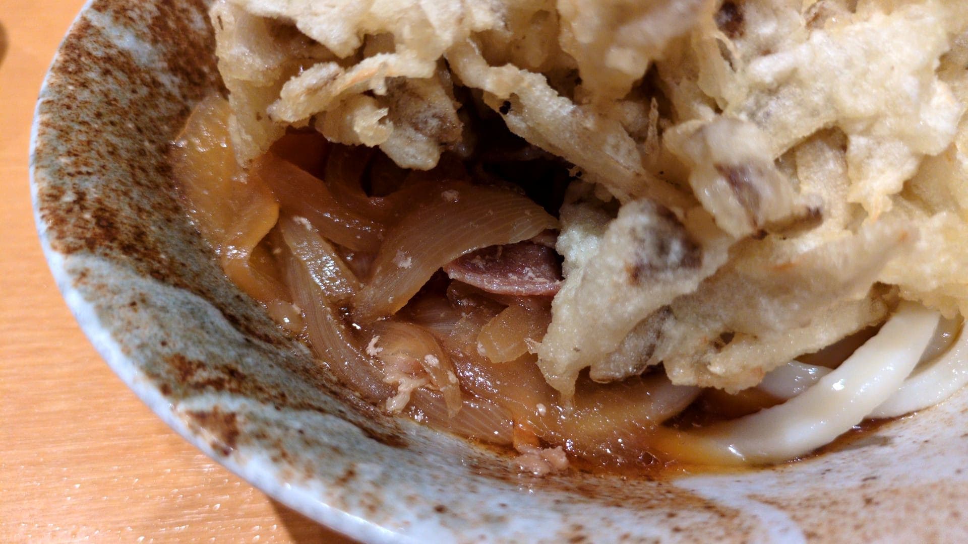 ふたば製麺アトレ川崎　肉盛りごぼうかき揚げうどん　食べる１