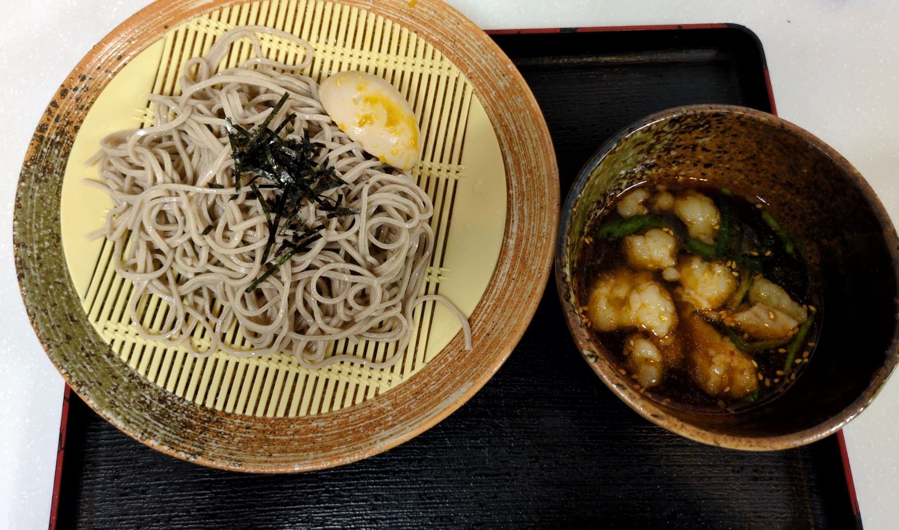 えきめんや ゴロっと牛もつつけそば 食べる1