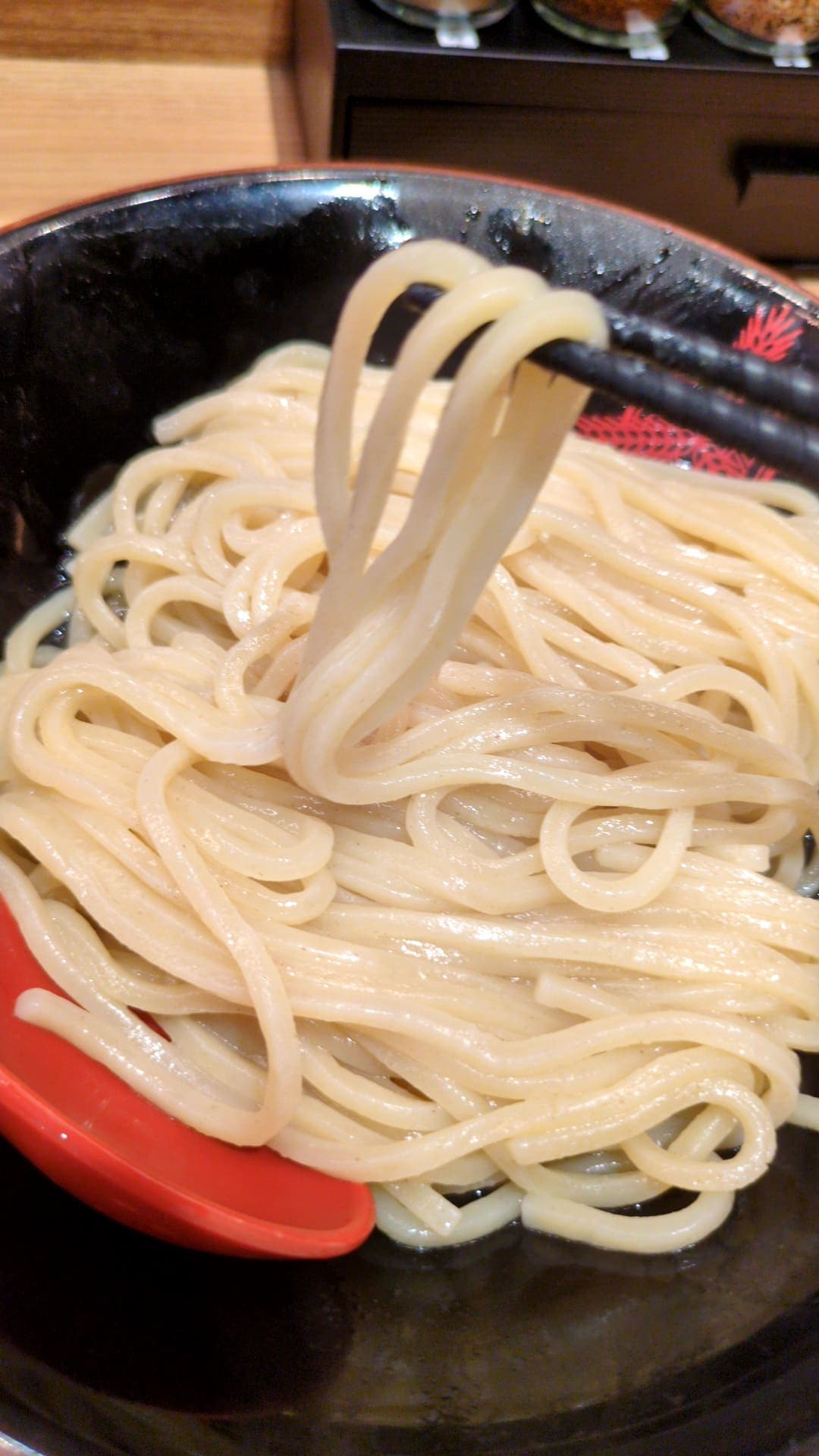 三田製麺所 特濃つけ麺 麺食べる