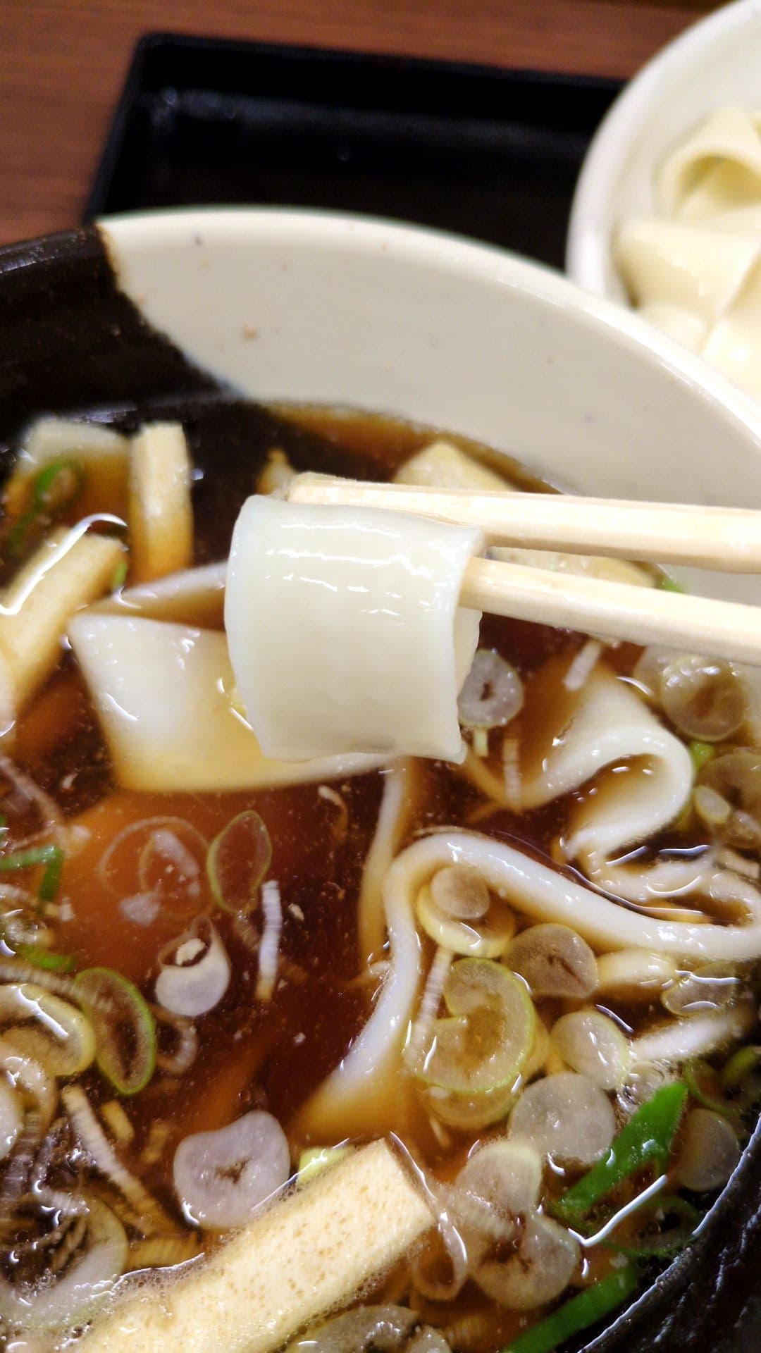 蓮田サービスエリア下り　肉汁ひもかわうどん　食べる２
