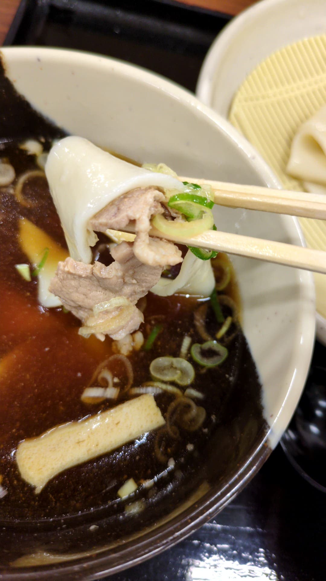 蓮田サービスエリア下り　肉汁ひもかわうどん　食べる４