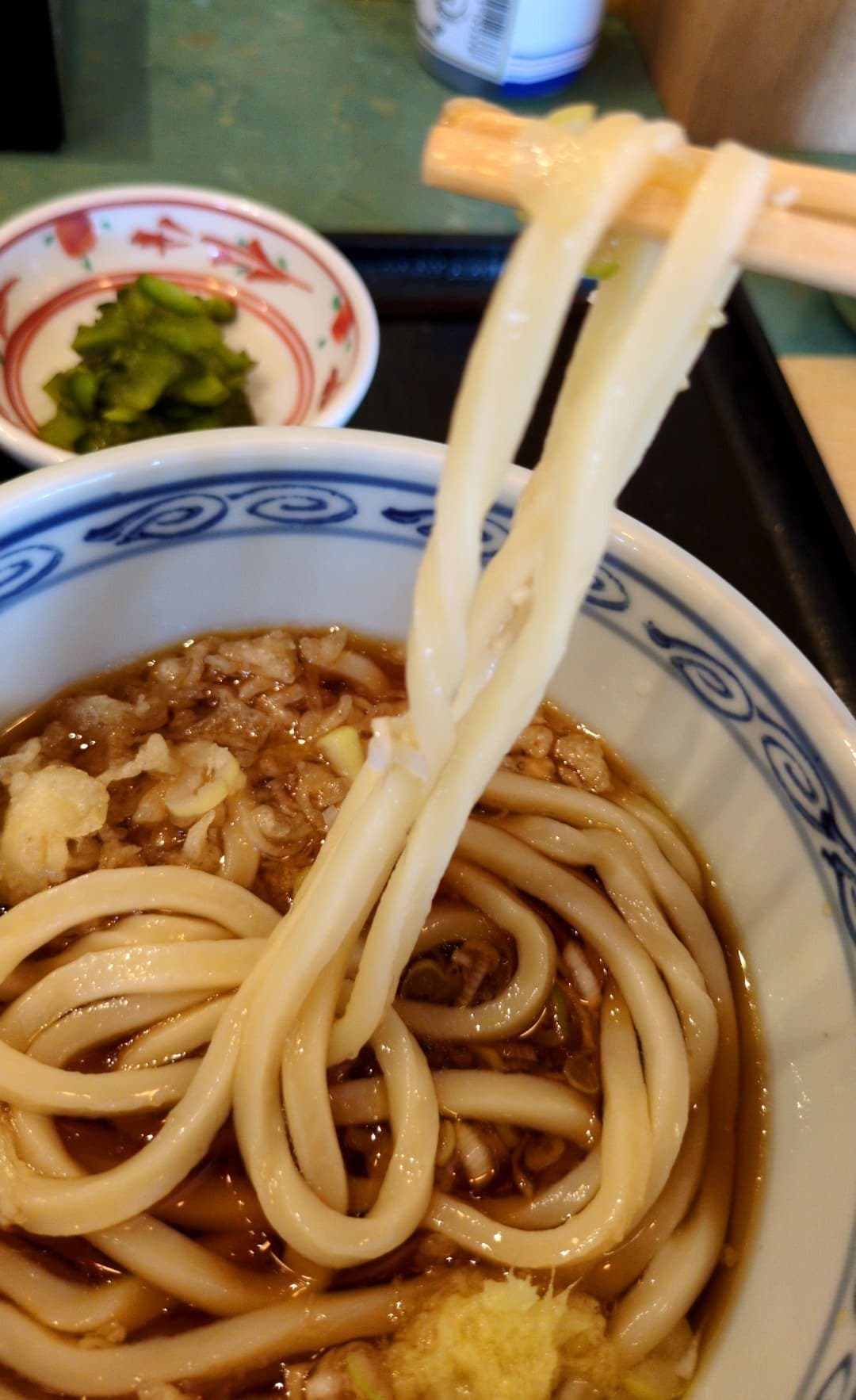 さぬきうどん天霧　牛丼セット　うどん食べる