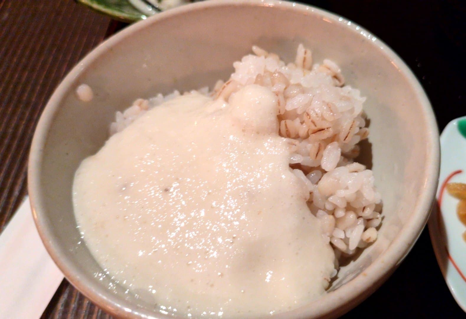 箱根の温泉「天山湯治郷」　麦とろごはん　食べる１