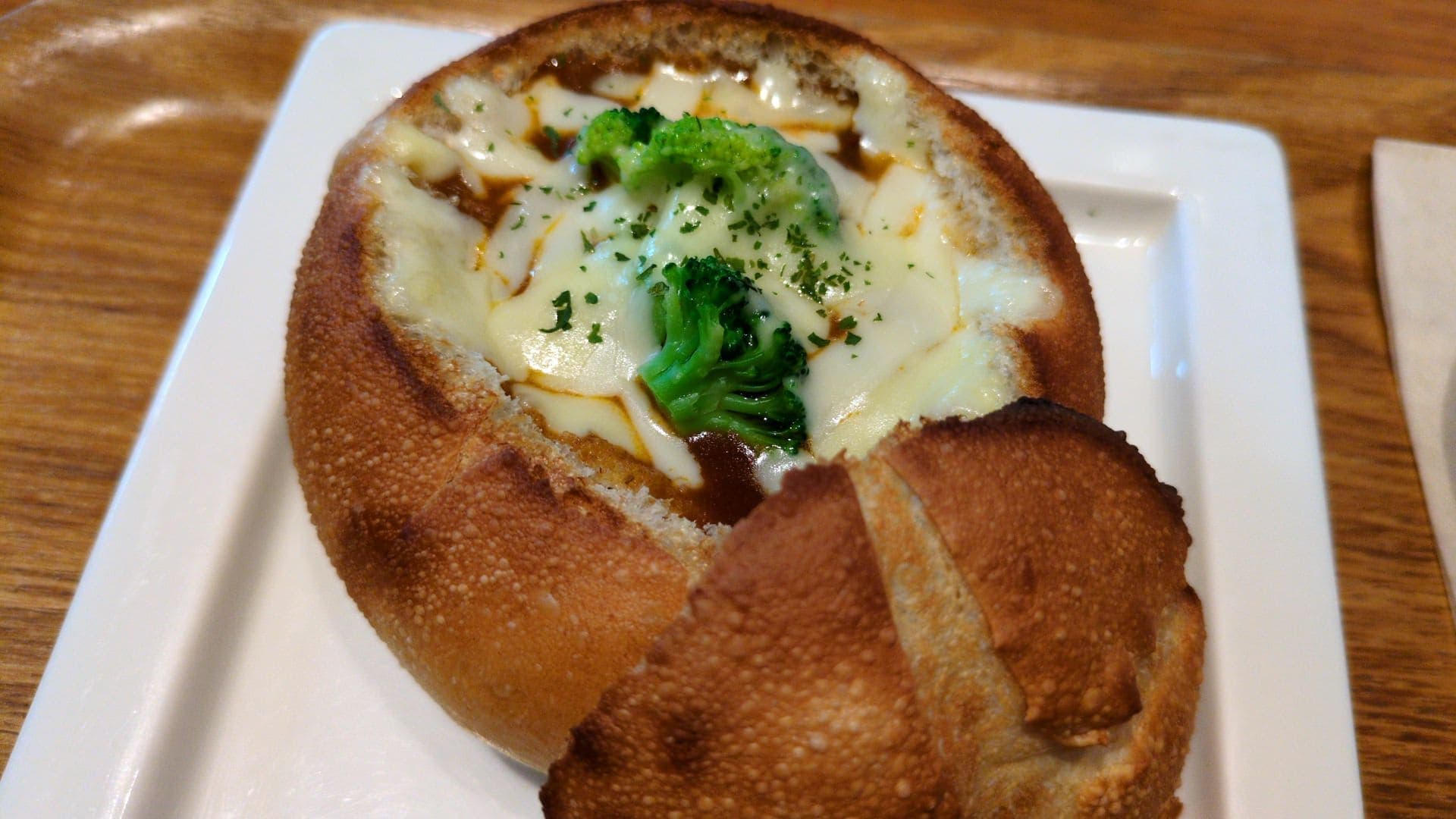 箱根ベーカリー　器も食べれるビーフシチューパン　ビジュアル