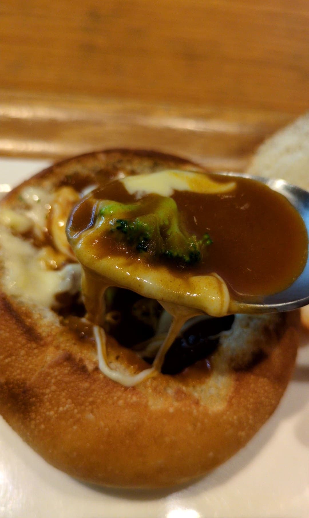 箱根ベーカリー　器も食べれるビーフシチューパン　食べる１