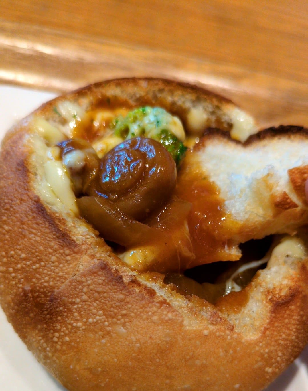 箱根ベーカリー　器も食べれるビーフシチューパン　食べる３
