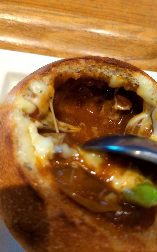 箱根ベーカリー　器も食べれるビーフシチューパン　食べる４