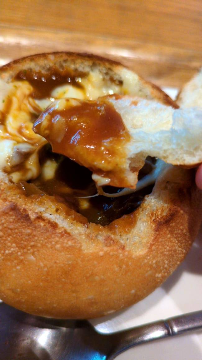 箱根ベーカリー　器も食べれるビーフシチューパン　食べる２
