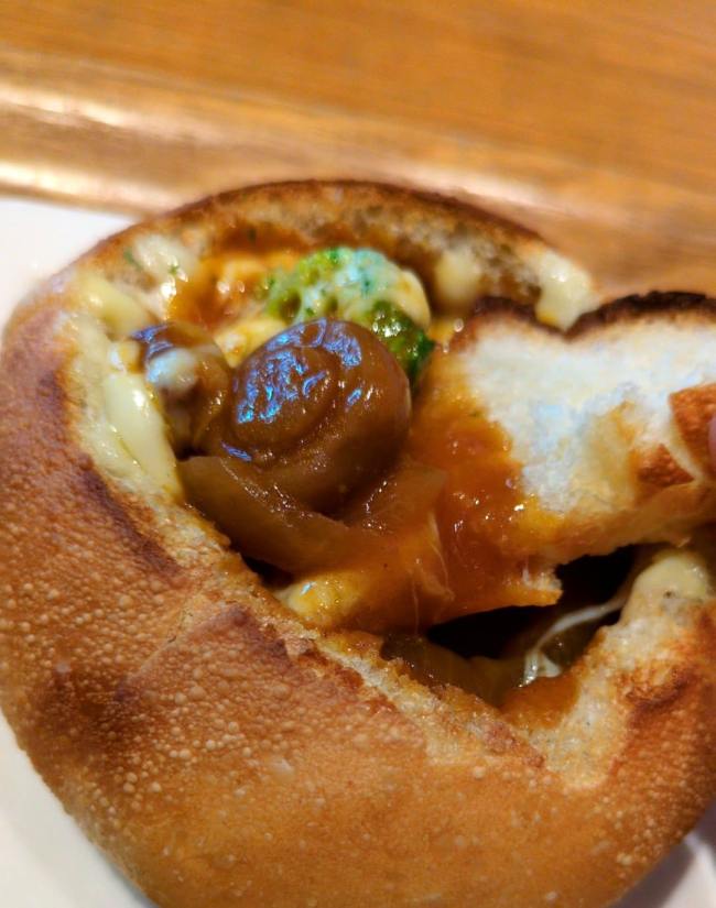 箱根ベーカリー　器も食べれるビーフシチューパン　食べる３