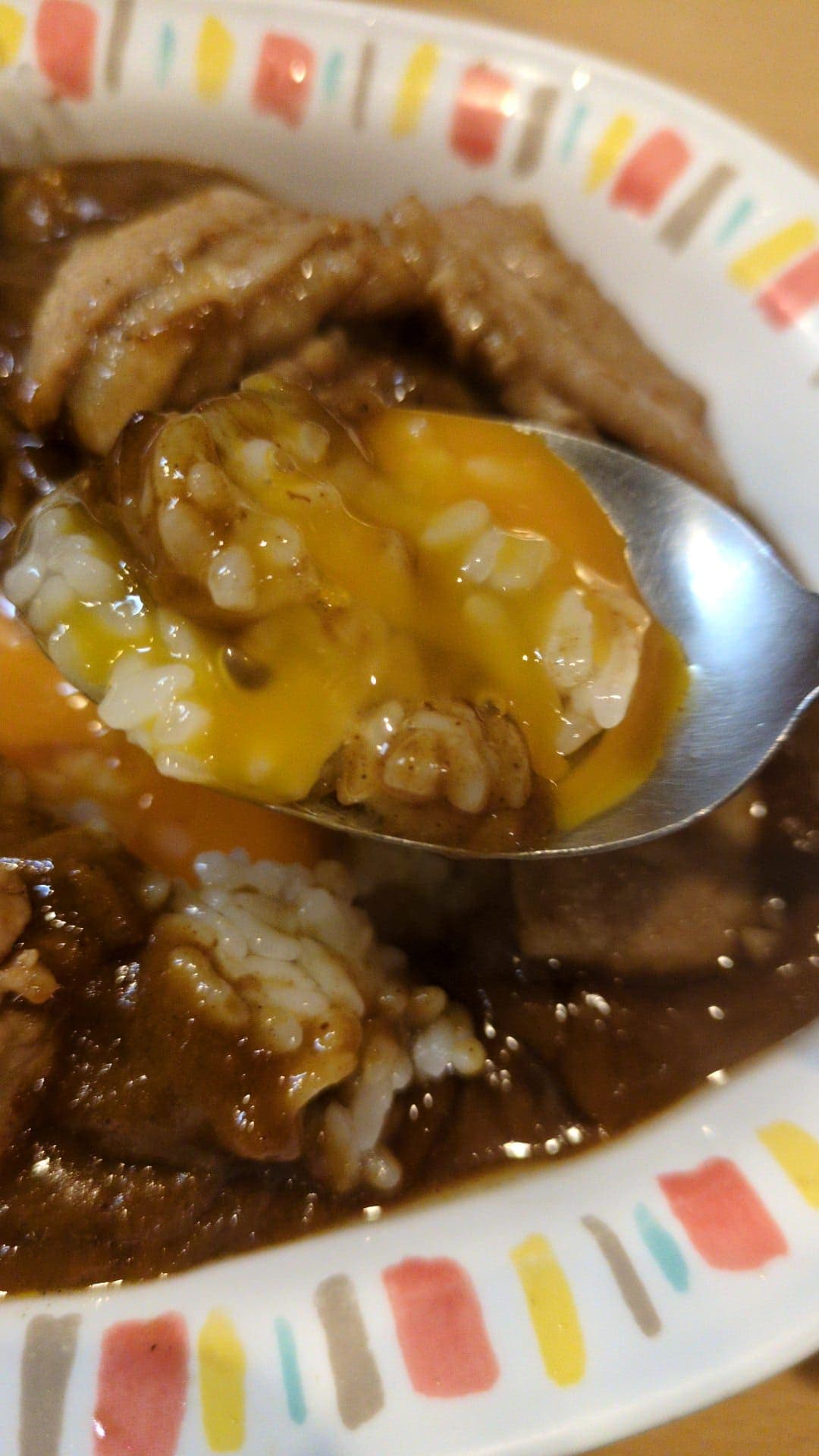 スタミナカレーの店 バーグ　スタミナカレー生玉子入り　食べる２