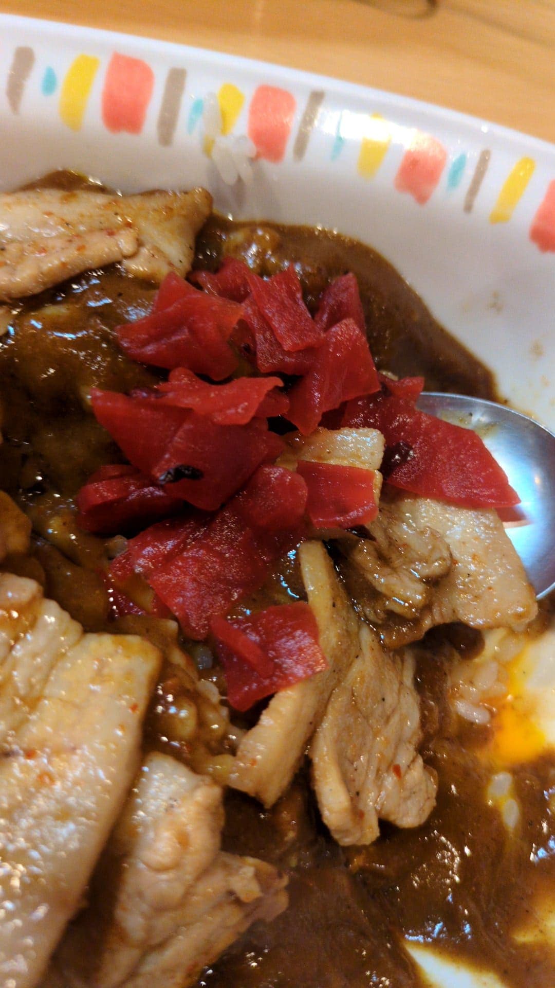 スタミナカレーの店 バーグ　スタミナカレー生玉子入り　食べる５