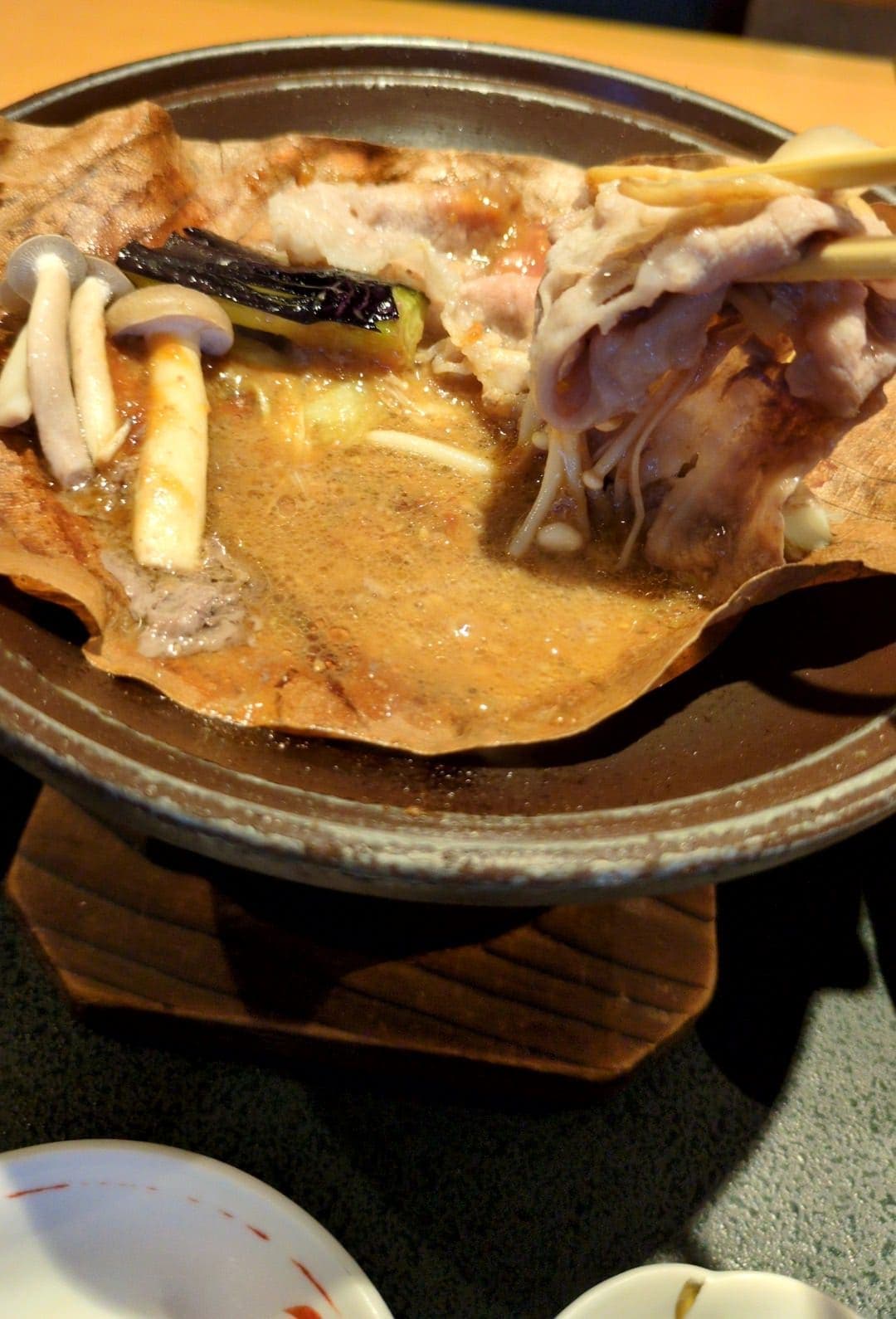 木曽路　松茸御膳　朴葉焼き食べる