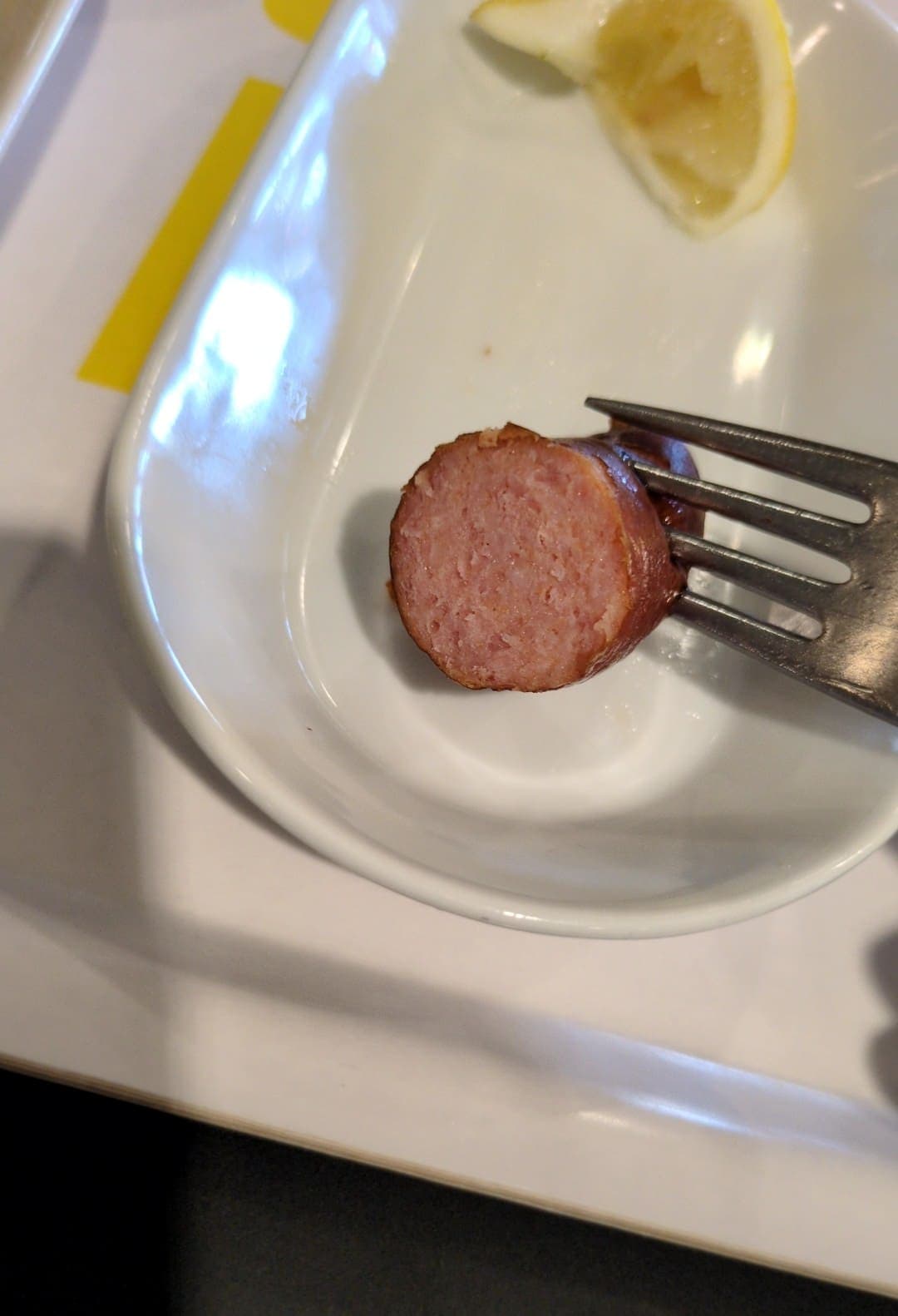 IKEA横浜レストラン ソーセージ食べる